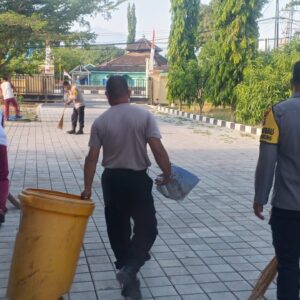 Personel Polsek Tanjung Gelar Giat Gotong Royong dan Korve di Halaman Mapolsek