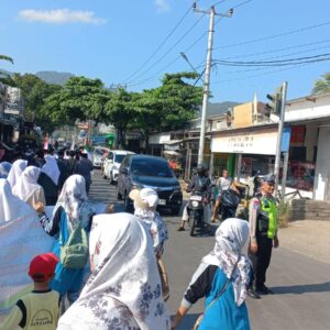 Polsek Pemenang Amankan Jalur Pawai Alegoris di Simpang 4 Pemenang
