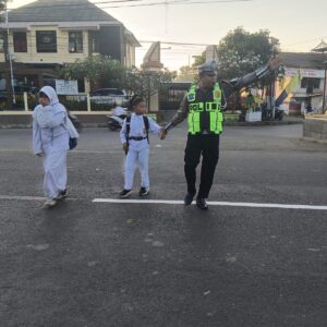 Unit Lantas Polsek Rasanae Barat Bantu Pelajar MTsN 1 Kota Bima Menyeberang, Wujudkan Keselamatan di Jam Sibuk Pagi