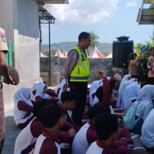 Satlantas Polres Lombok Barat Latih Pelajar SMAN 1 Sekotong Jadi Pelopor Tertib Lalu Lintas