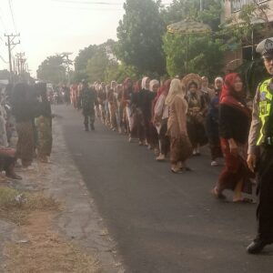 Polsek Gangga Amankan Nyongkolan Warga Dusun Sandangar Menuju Dusun Karang Anyar