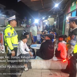 Blue Light Patrol dan Strong Point Malam, Sat Lantas Polres Dompu Hadir Jaga Keamanan dan Kelancaran Arus Lalu Lintas