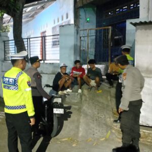 Patroli Harkamtibmas Polres Dompu Intensif Sambangi Titik Keramaian, Edukasi Remaja Cegah Kenakalan dan Gangguan Kamtibmas