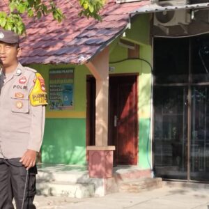 Police go to school, Bhabinkamtibmas Polsek Woha Jadi Irup Bendera di SMAN I Woha