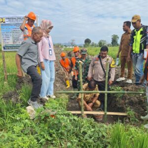 Dukung Kemajuan Sektor Pertanian, Bhabinkamtibmas Polsubsektor Palibelo Hadiri Peletakan Batu Pertama P3-TGAI