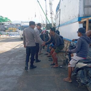 Patroli Rutin Polsek Kawasan Pelabuhan Laut Bima, Sampaikan Himbauan Kamtibmas dan Sosialisasi Layanan 110