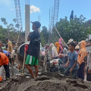 Hadiri Gotong Royong Pembangunan Masjid, Bhabinkamtibmas Polres Bima Kota Himbau Warga Jaga Kamtibmas