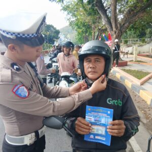 Utamakan Keselamatan, Sat Lantas Polres Bima Kota Himbau Pengendara Gunakan Helm SNI dan Safety Belt