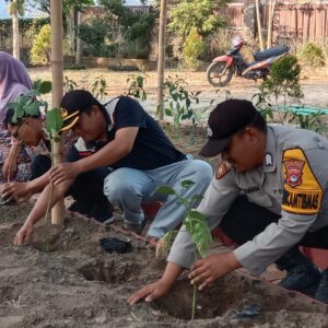 Dukung Ketahanan Pangan Nasional, Bhabinkamtibmas Desa Goa Bersama Pemdes Tanam Bibit Cabai, Tomat dan Terong