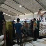 Dukung Ketahanan Pangan Nasional, Bhabinkamtibmas Polres Bima Kota Monitor Pembongkaran Jagung di Gudang Subur