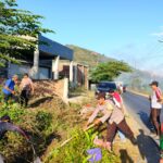 Sinergi Polri, TNI, Pemerintah dan Warga, Gotong Royong Bersihkan Jalan Lintas di Sapugara Bree