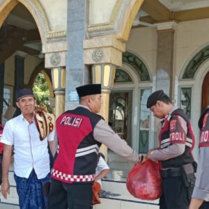 Sat Samapta Polres Lombok Barat Gelar Jumat Berkah dan Bagikan Makanan untuk Jemaah di Labuapi