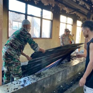 Kebakaran MTs Nujumul Huda, Babinsa Bantu Evakuasi Pascakebakaran
