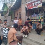 Rawan Siang,Polsek Woha Laksanakan Penjagaan dan Pengaturan Arus Lalulintas di Depan SMAN I Woha