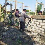 Sinergitas TNI–Polri dan Masyarakat, Bhabinkamtibmas Desa Kampasi Meci Gotong Royong Bangun Rumah RTLH Program TMMD Ke-129