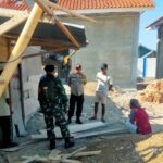BHABINKAMTIBMAS DAN BABINSA DESA JALA PERKUAT SINERGI, PANTAU PERBAIKAN RUMAH WARGA PENERIMA BANTUAN DANA DESA