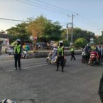 Strong Point Pagi, Unit Lantas Polsek Rasanae Barat Berikan Pelayanan dan Himbauan Keselamatan Berlalu Lintas di Depan MTsN 1 Kota Bima