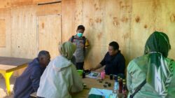 Bhabinkamtibmas Desa Belo Dampingi Pengambilan Sampel Darah Warga, Wujud Sinergi Polri Dukung Kesehatan Masyarakat