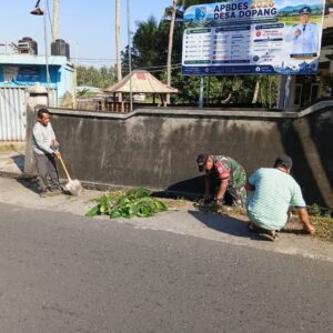 Sinergi Babinsa dan Warga Jaga Kebersihan Kantor Desa Dopang