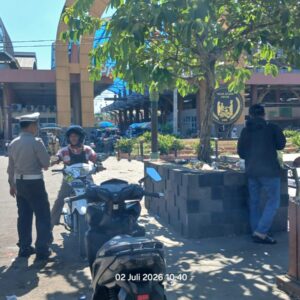 Polsek Kopang Gelar Patroli Dialogis di Pasar Jelojok, Ajak Warga Tingkatkan Kewaspadaan