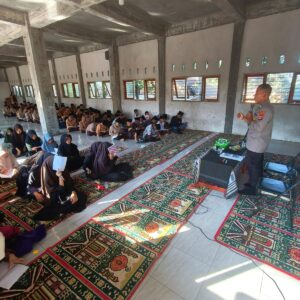 Polsek Praya Timur Edukasi Bahaya Narkoba dan Bullying kepada Santri Baru di Dua Pondok Pesantren