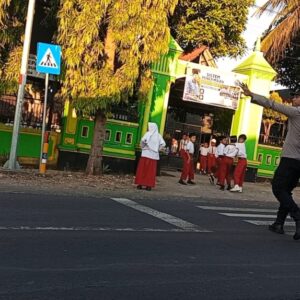 Personel Piket Jaga Polsek Suela Lakukan Pengaturan Lalulintas di SDN 01 Suela