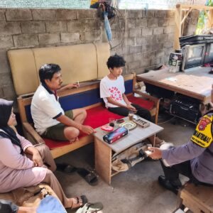 Bhabinkamtibmas Desa Padamara Laksanakan Door to Door System, Edukasi Warga tentang Kamtibmas dan Pelayanan Kepolisian