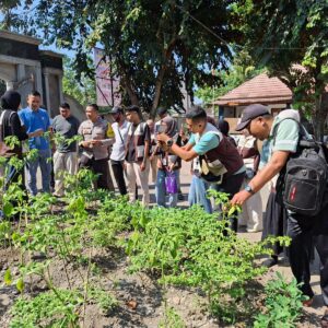 Bhabinkamtibmas Desa Sukadana Bersama Pemdes dan Mahasiswa KKN Universitas Muhammadiyah Mataram Praktikkan Penyemprotan Pestisida Organik
