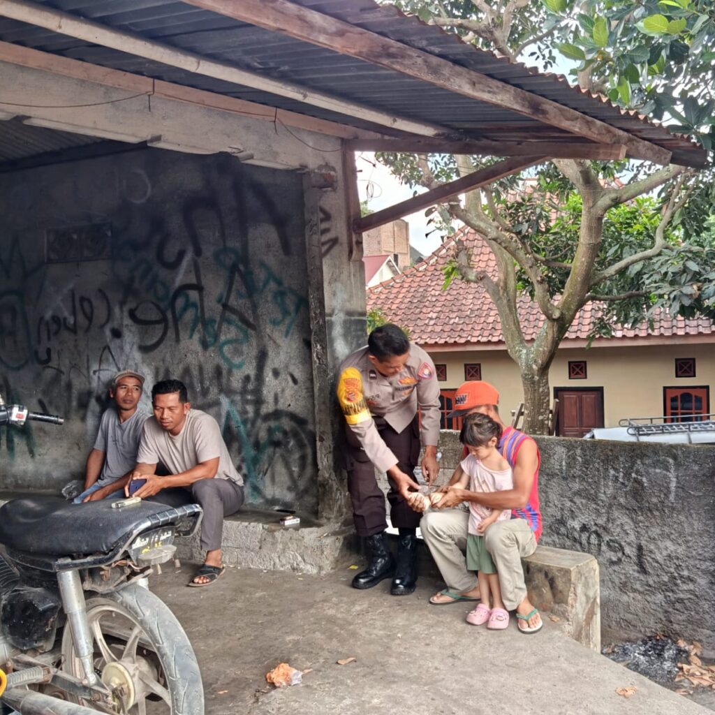 Bhabinkamtibmas Desa Kabar lakukan Sambang Desa dan Silaturahmi untuk Perkuat Sinergi Kamtibmas