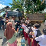 Polda NTB Bersama Polresta Loteng Salurkan 8.000 Liter Air Bersih untuk Warga Pelambik