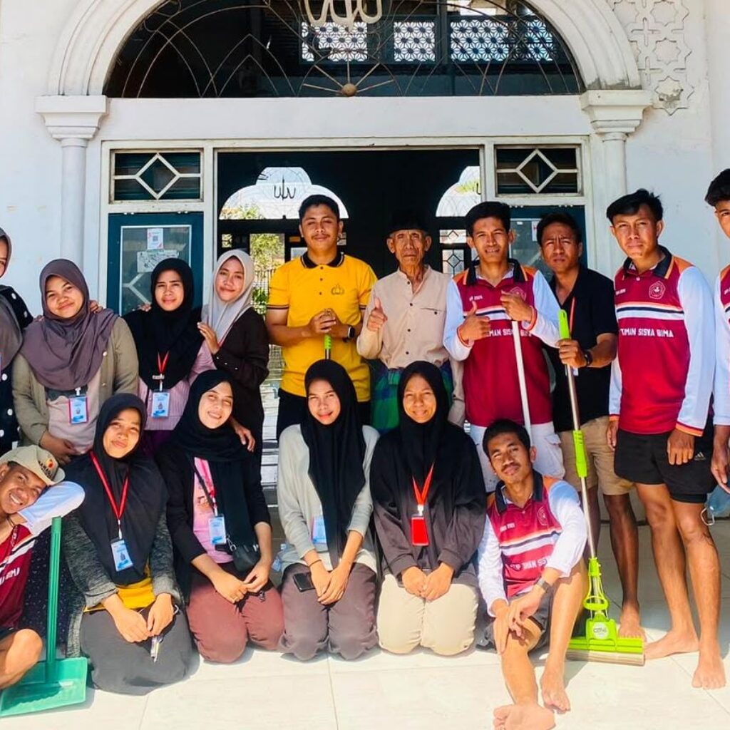 Bhakti Religi, Bhabinkamtibmas Polsek Woha dan Mahasiswa Universitas STKIP Taman siswa Gotong Royong Bersihkan Masjid
