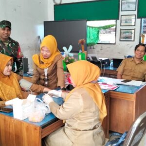 Sinergi Babinsa dan Nakes Wujudkan Sekolah Sehat di Narmada
