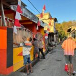 Sambut HUT Kemerdekaan RI ke-81, Polmas Kelurahan Kumbe Ajak Warga Kibarkan Bendera Merah Putih