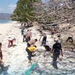 Polres Bima Kota Gelar Kerja Bakti Dukung Program ASRI Polda NTB di Pantai Pasir Putih Bajo Pulau