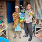 Jumat Berkah, Polmas Kumbe Salurkan Bantuan Beras dan Perkuat Sinergi Kamtibmas