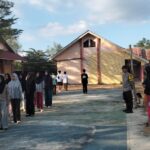 Persiapan Ajang Lomba Sambut HUT RI Ke-81, Bhabinkamtibmas Polsek Soromandi Latih Kedisiplinan dan PBB Bagi Pelajar SMAN 03 Soromandi