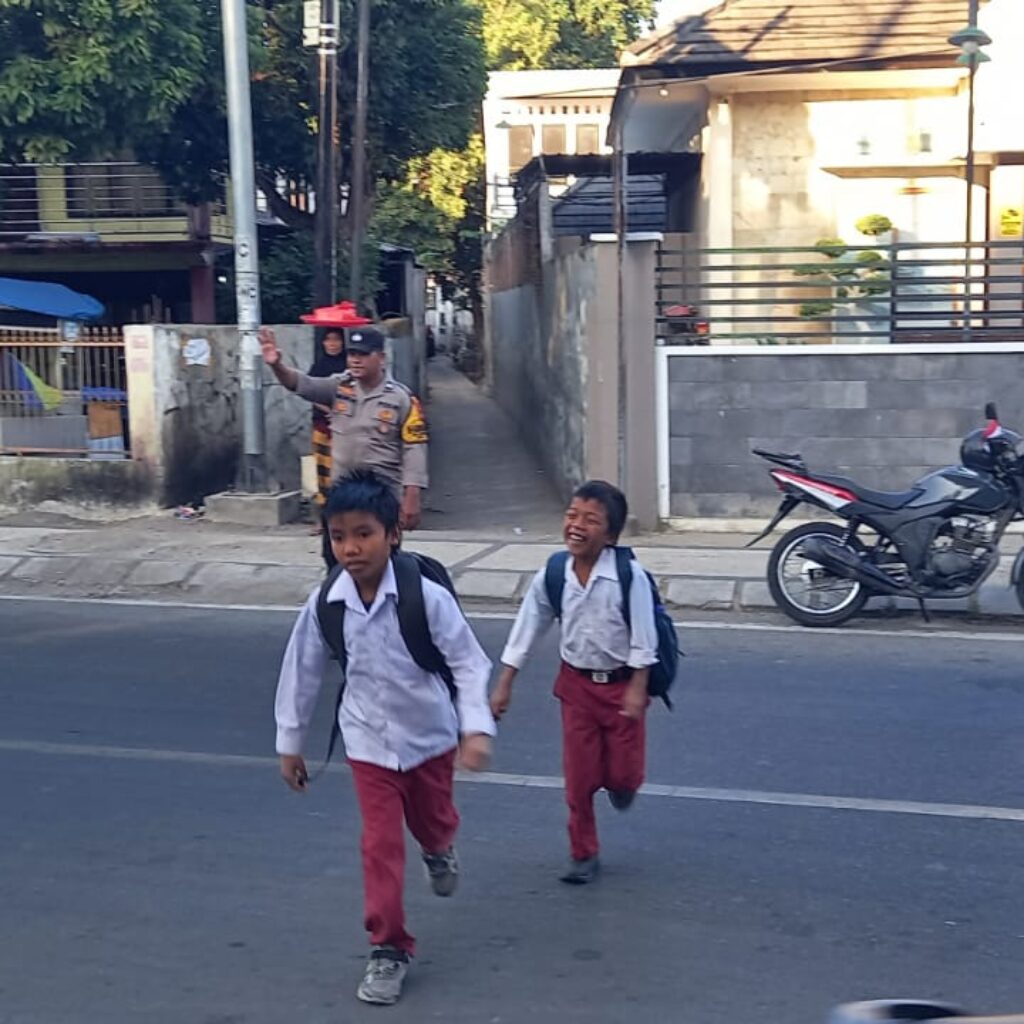 Rawan Pagi di Lokasi Rawan Macet, Polri Berikan Pelayanan Prima kepada Masyarakat