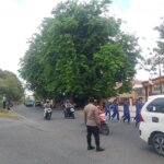 Semarak HUT RI ke-81, Jajaran Polsek Sumbawa Kawal Ketat Lomba Gerak Jalan Tingkat Pelajar