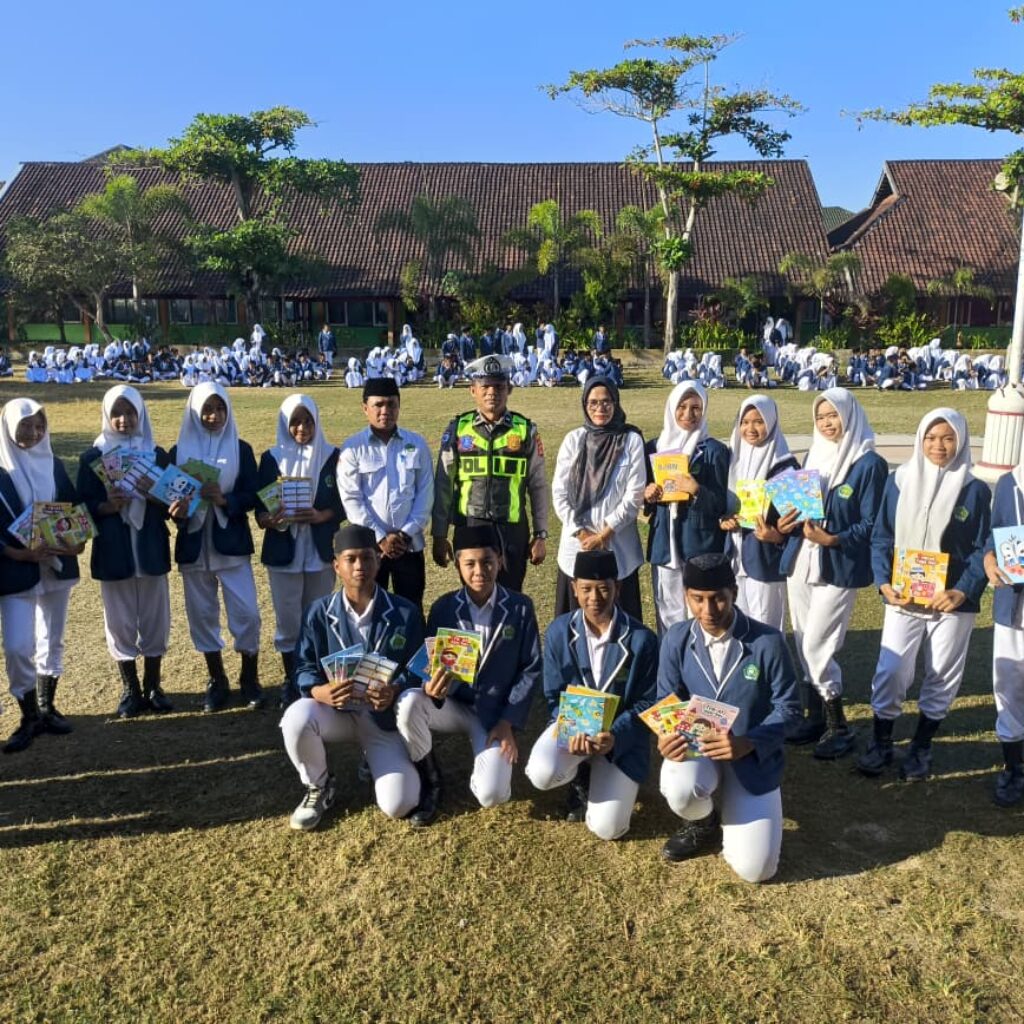 Edukasi Tertib Lalu Lintas: Sat Lantas Polres Sumbawa Barat Gelar Police Goes to School dan Sosialisasi ke Komunitas Sopir Truk