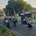 Polri Hadir di Tengah Masyarakat, Personel Polres Sumbawa Barat Bantu Kelancaran Aktivitas Pelajar