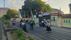 Polri Hadir di Tengah Masyarakat, Personel Polres Sumbawa Barat Bantu Kelancaran Aktivitas Pelajar