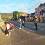 Berikan Rasa Aman, Bhabinkamtibmas Polsek Rhee Laksanakan Pengaturan Lalu Lintas Pagi di Depan SDN Rhee Berru