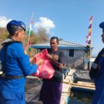 Polri Peduli Masyarakat Pesisir, Sat Polairud Polres Bima Kota Bagikan Sembako di Teluk Bima
