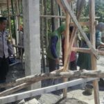 Patroli Sambang, Personel Polsek Monta Gotong royong Pembangunan Masjid Nurul Hidayah di Desa Waro