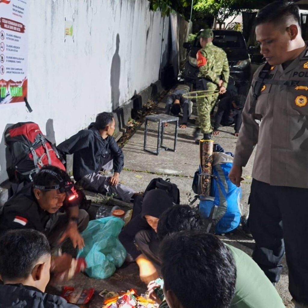 Kedapatan Membawa Bunga Edelweis dan Tidak Membuang Sampah di Puncak Pendakian gunung Tambora 13 Pendaki Terima Larangan Mendaki 1 Tahun