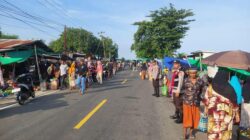Cegah Kemacetan di Pasar Tampes, Personel Polsek Kayangan Gelar Pengaturan Lalu Lintas Pagi Hari