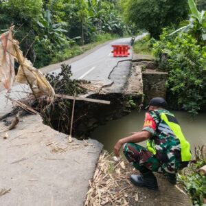 Jalan Penghubung Taman Baru-Buwun Emas Mengalami Amblas