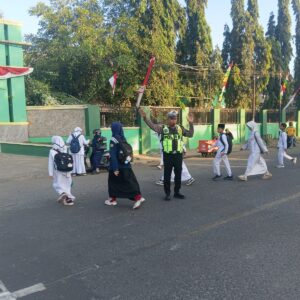 Hadir di Tengah Masyarakat, Lantas Polsek Rasanae Barat Berikan Pelayanan Pagi