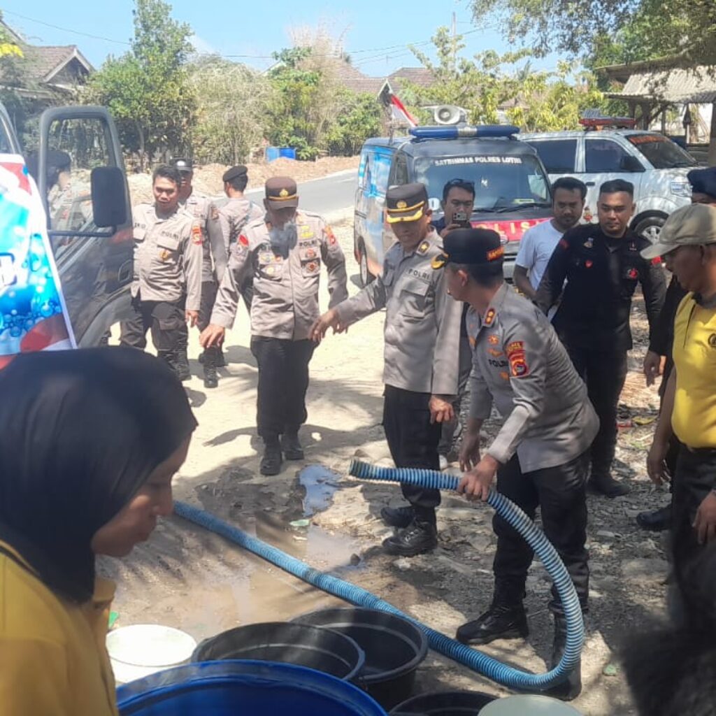 Polres Lombok Timur Salurkan Air Bersih untuk Warga Sekaroh, Bantu Atasi Krisis Air