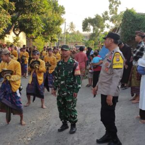 Bhabinkamtibmas Amankan Tradisi Nyongkolan di Kelurahan Majidi, Imbau Warga Jaga Ketertiban dan Keselamatan